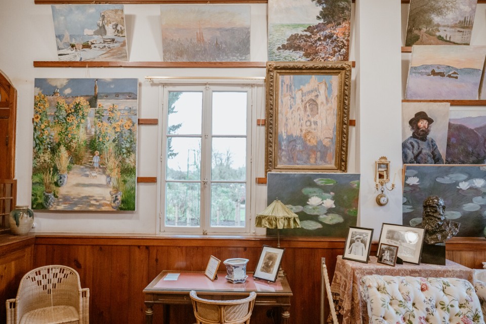 maison-monet-giverny-salon-collections-ibrahim-hendy Salon de la maison de Claude Monet à Giverny avec tableaux impressionnistes