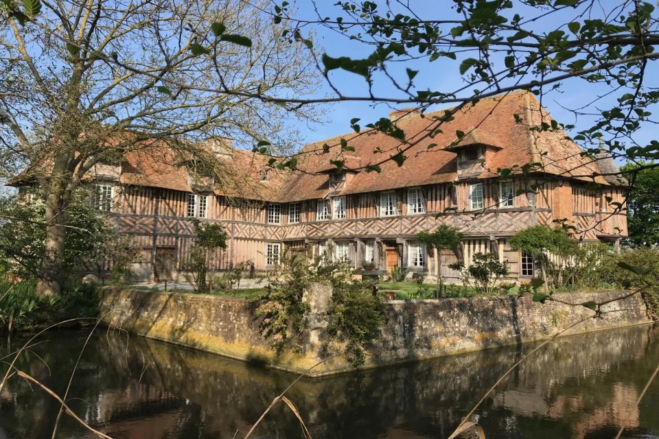 manoir-de-coupesarte-normandie-credit-marie-paule-le-boucher Vue du manoir de Coupesarte entouré de douves.