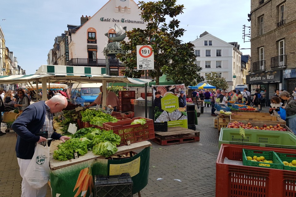 marche-dieppe-producteurs-locaux-ben-collier Marché animé avec stands de fruits et légumes à Dieppe.