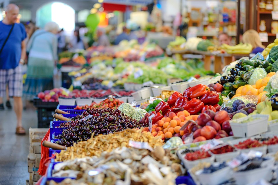 marche-local-fruits-legumes-credit-pexels-asphotography Marché local avec des étals de fruits et légumes colorés.