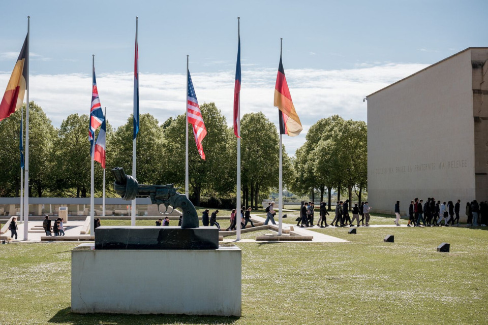memorial-caen-pistolet-noue-thomas-le-floc-h Sculpture d’un pistolet noué au Mémorial de Caen.