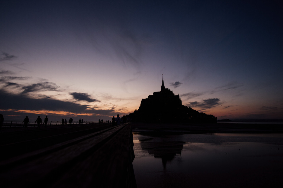 mont-saint-michel-coucher-soleil-marie-anais-thierry Silhouette du Mont-Saint-Michel au coucher du soleil.