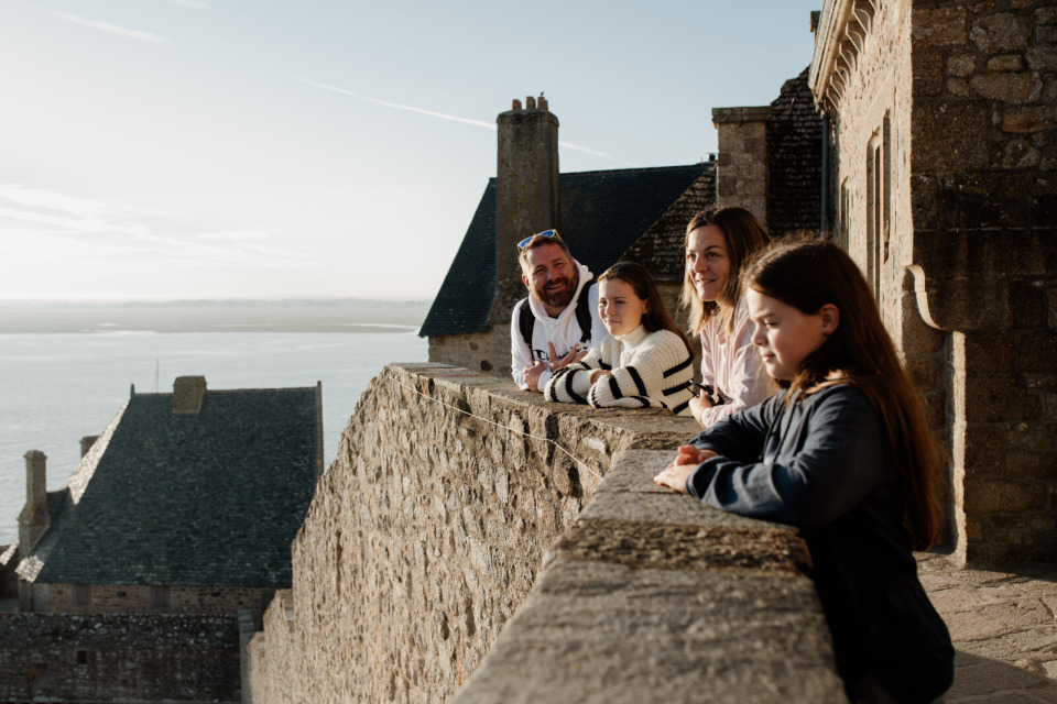 mont-saint-michel-remparts-vue-marie-anais-thierry Famille profitant de la vue depuis les remparts du Mont-Saint-Michel.