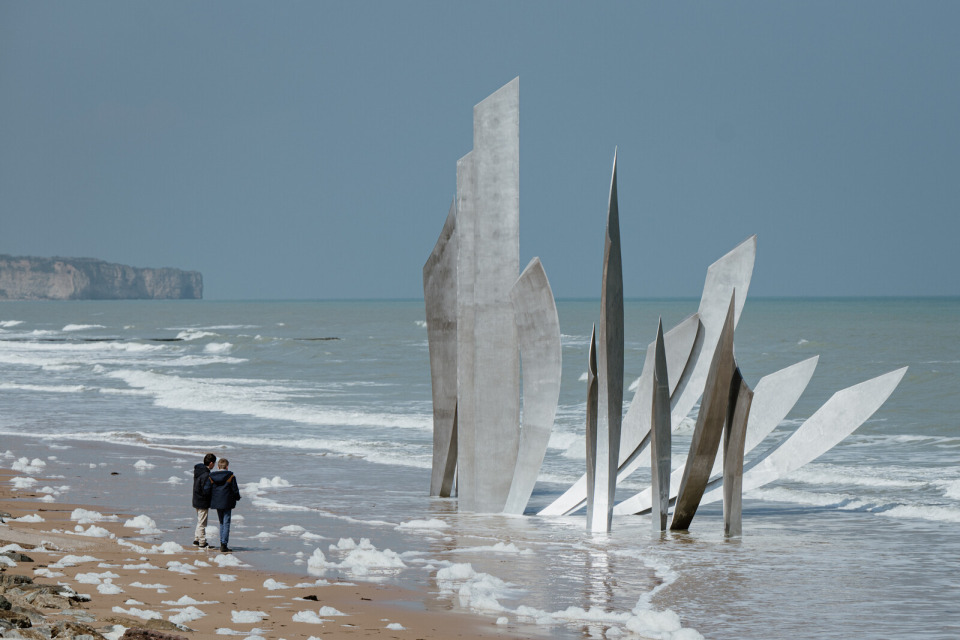 monument-les-braves-omaha-beach-marie-anais-thierry Monument Les Braves sur Omaha Beach, œuvre d'Anilore Banon.