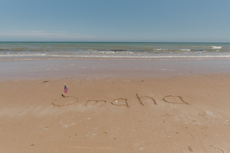 omaha-beach-plage-debarquement-d-day-marie-anais-thierry Plage d’Omaha avec une petite bannière américaine plantée dans le sable.