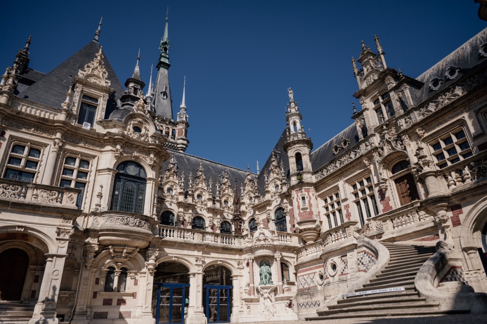 palais-benedictine-fecamp-ibrahim-hendy-camping-le-brevedent Façade du Palais Bénédictine à Fécamp avec architecture néogothique.