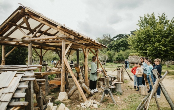 Animation médiévale au parc Ornavik avec une guide expliquant un atelier à des enfants.