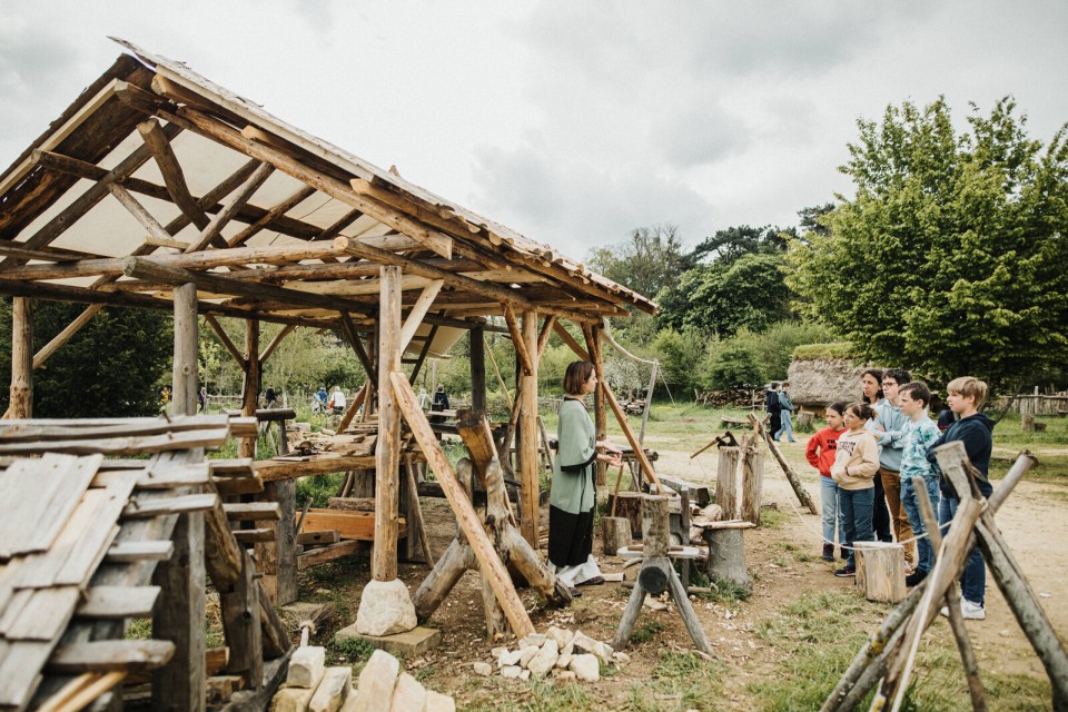 Animation médiévale au parc Ornavik avec une guide expliquant un atelier à des enfants.