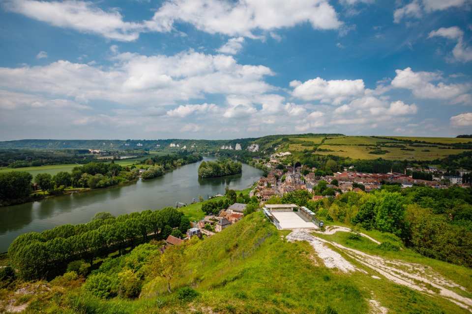 petit-andelys-chateau-gaillard-valentin-pacaut Vue panoramique sur le village de Petit-Andelys et Château Gaillard.
