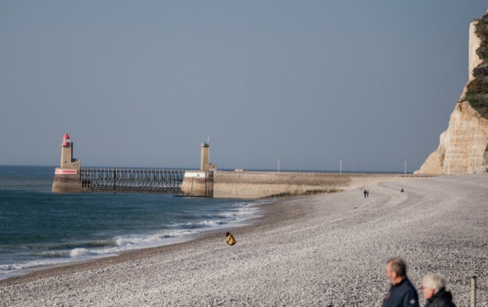 Le phare et la jetée de Fécamp vus depuis la plage de galets.