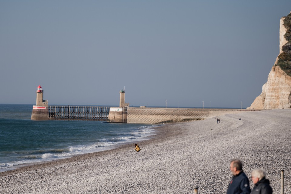 phare-et-plage-fecamp-ibrahim-hendy-camping-le-brevedent Le phare et la jetée de Fécamp vus depuis la plage de galets.