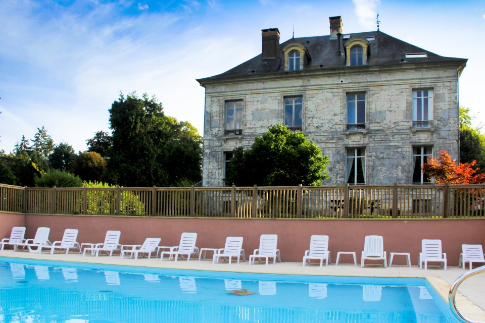 Manoir et piscine.