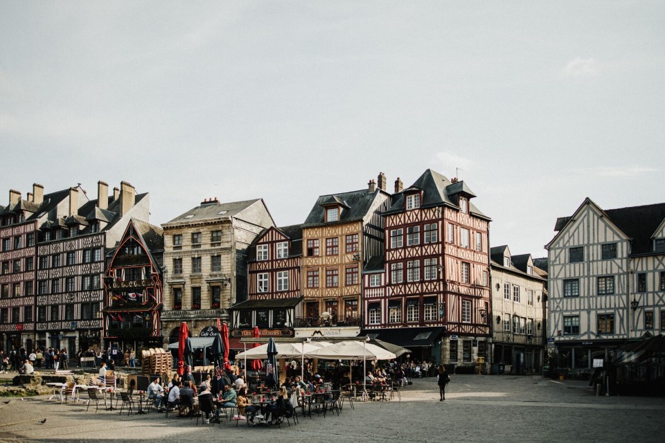 place-du-vieux-marche-rouen-coraline-et-leo Terrasses et maisons à pans de bois place du Vieux-Marché à Rouen