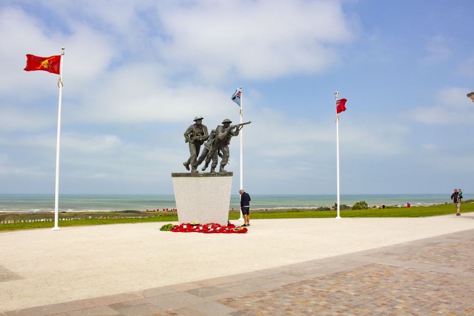 plage-debarquement-memorial-marie-petit Mémorial sur une plage du débarquement en Normandie.