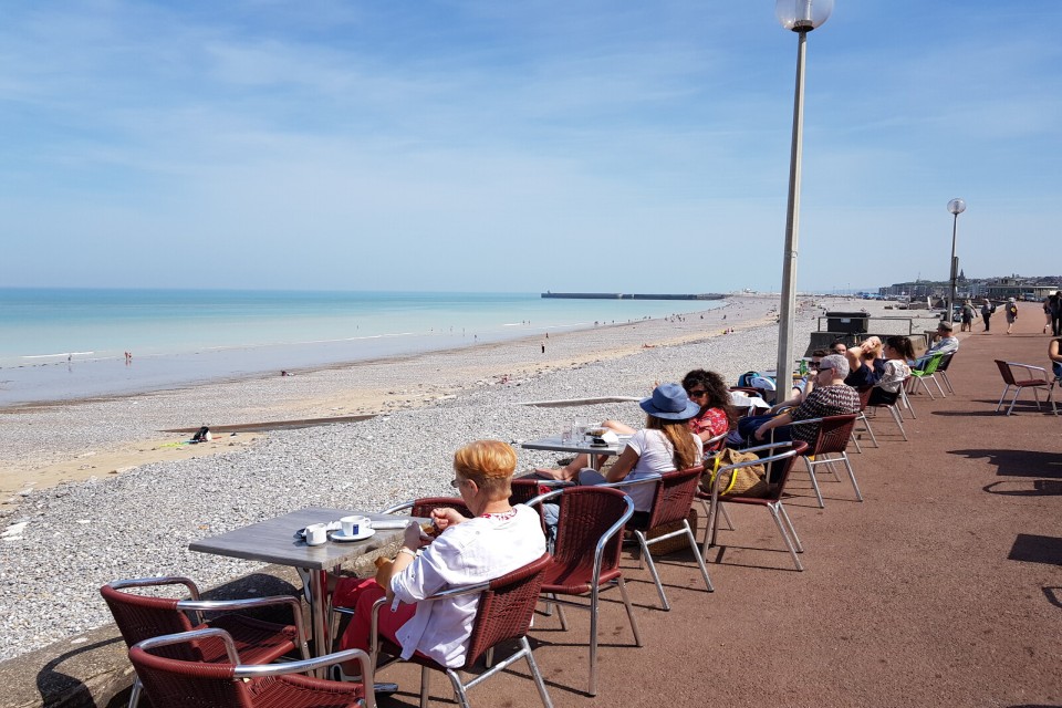 plage-dieppe-terrasses-galets-ben-collier Terrasses de cafés en bord de mer sur la plage de galets de Dieppe.