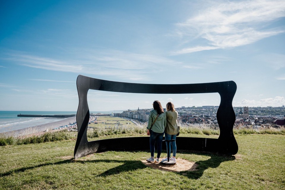 point-vue-cadre-naturel-dieppe-thomas-le-floc-h Deux personnes admirant Dieppe à travers une sculpture en forme de cadre