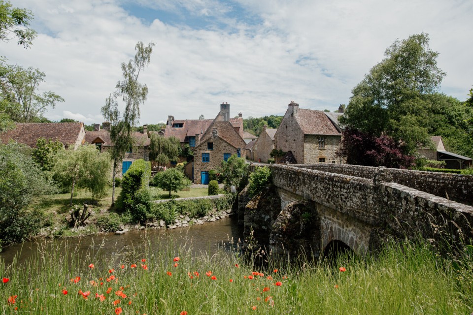 pont-saint-ceneri-le-gerei-marie-anais-thierry Pont en pierre traversant la Sarthe à Saint-Céneri-le-Gérei.