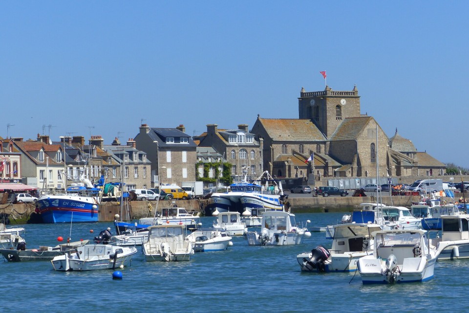 port-de-barfleur-e-ursule Port de pêche animé à Barfleur avec ses bateaux.