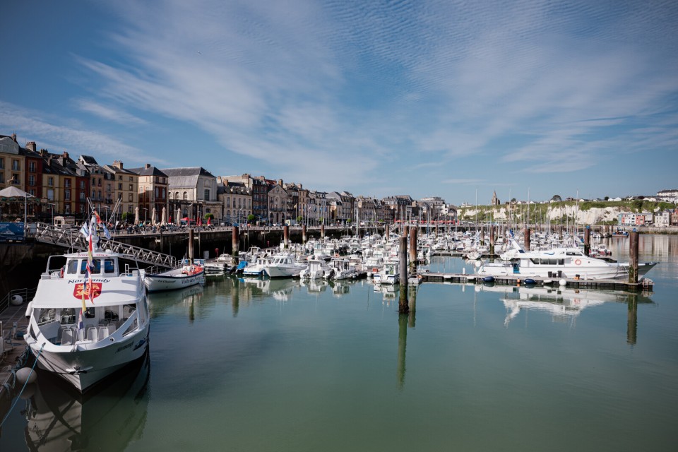 port-dieppe-bateaux-manche-marie-anais-thierry Port de plaisance de Dieppe avec ses bateaux et les maisons colorées.