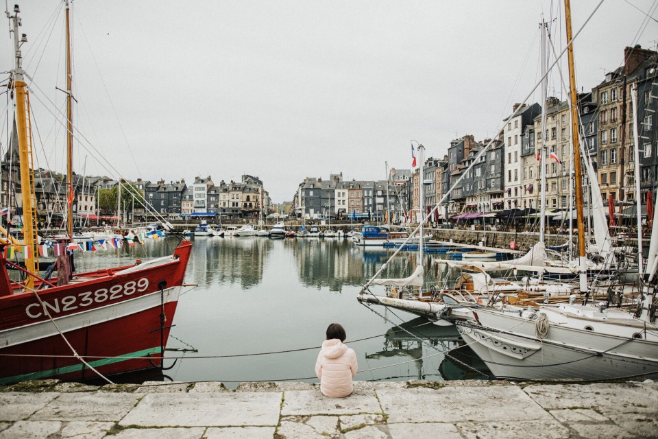 port-honfleur-normandie-coraline-et-leo Port de Honfleur avec bateaux et maisons typiques en Normandie