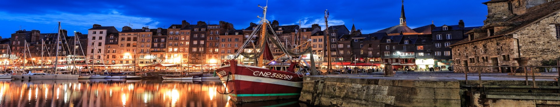 Vieux port de Honfleur la nuit, Calvados, Normandie Visite nocturne du port de Honfleur sur le Côte Fleurie, Normandie