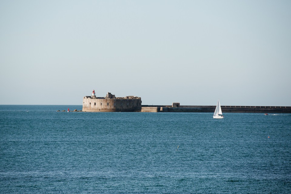Rade de Cherbourg en Normandie avec fort et voiliers