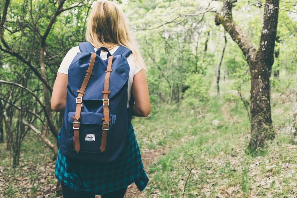 randonnee-foret-normandie-camping-le-brevedent Jeune femme avec un sac à dos en randonnée dans une forêt normande.