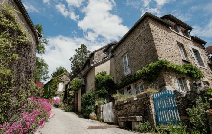 Centre du village de Veules-les-Roses avec ses boutiques et maisons à colombages.