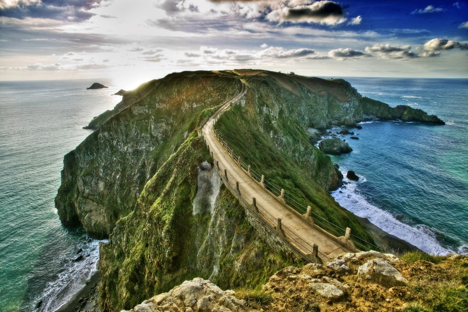 sercq-la-coupee-pont-rocheux-credit-unsplash Chemin étroit de La Coupée sur l’île de Sercq.