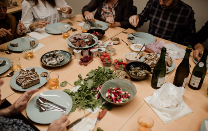 Table conviviale avec des produits du terroir normand.
