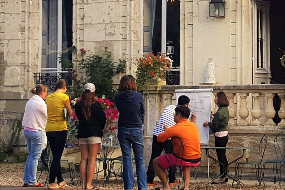 Travail de groupe en extérieur.