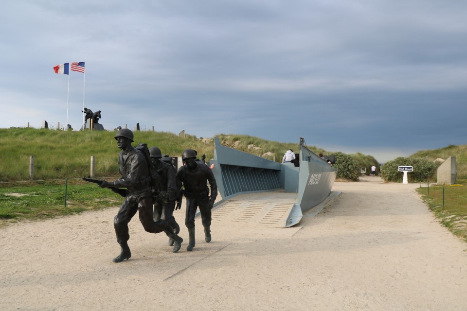 utah-beach-severine-freres Statue commémorative représentant des soldats sur Utah Beach.