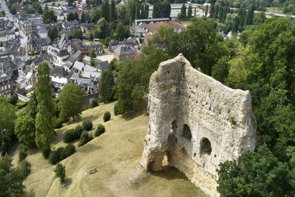 vestige-chateau-medieval-brionne-eure Vestiges du château médiéval de Brionne dominant la ville.