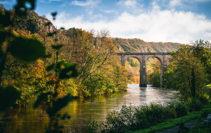 Vue du viaduc du Vey traversant la vallée de l'Orne à Clécy.