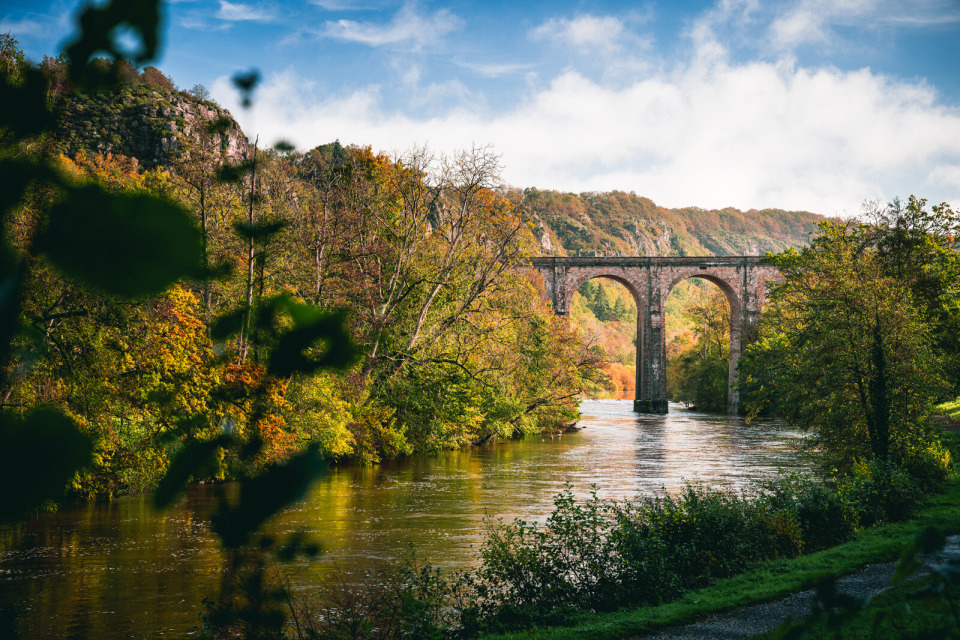 viaduc-du-vey-clecy-suisse-normande-aurelien-papa Vue du viaduc du Vey traversant la vallée de l'Orne à Clécy.