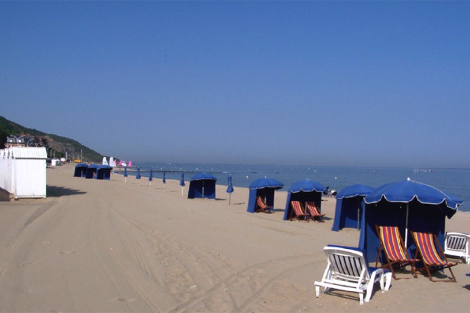villers_mer_plage_tentes Het prachtige zandstrand van Villers sur Mer, gelegen nabij Castel Camping Le Brévedent, in Normandië, Noord-Frankrijk