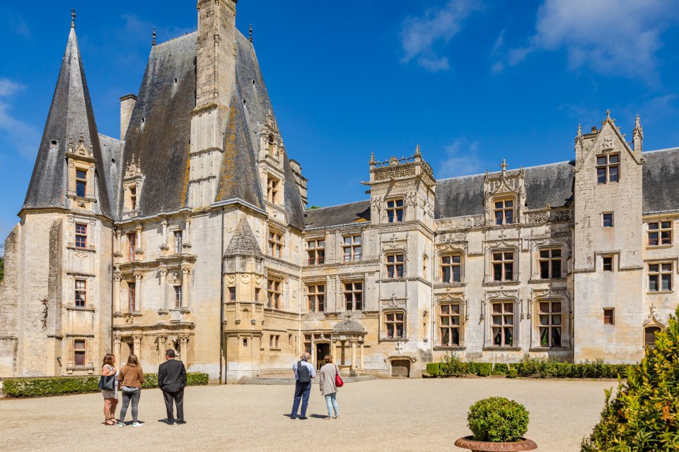 visite-toits-chateau-fontaine-henry-credit-sabina-lorkin Visiteurs devant la façade sculptée du château de Fontaine-Henry.