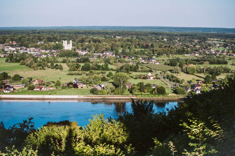 vue-jumieges-et-seine-depuis-hauteur-gabriela-hengeveld Vue panoramique sur la Seine et l’abbaye de Jumièges depuis un point haut.