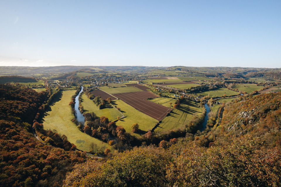 vue-pain-de-sucre-suisse-normande-julien-charles Panorama depuis le Pain de Sucre sur la vallée de l'Orne.